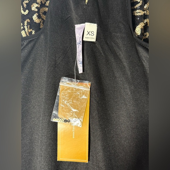 Elegant Black and Gold Patterned Halter Dress - Picture 7 of 8